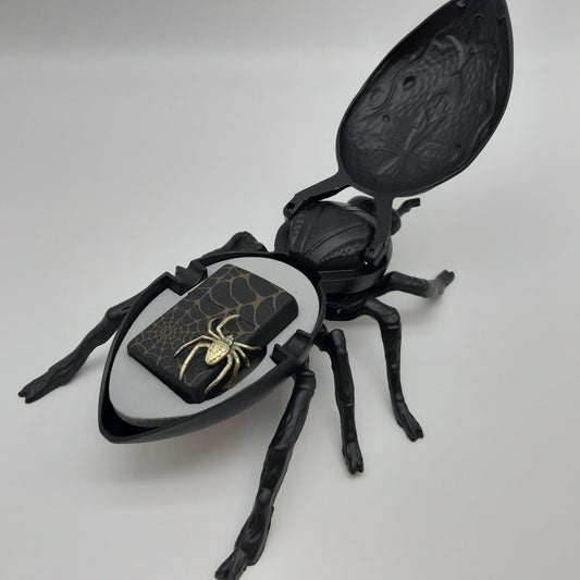 Zippo Zippo Benzinfeuerzeug Black Spider 3D mit Aschenbecher - Limited Edition xxx/1000