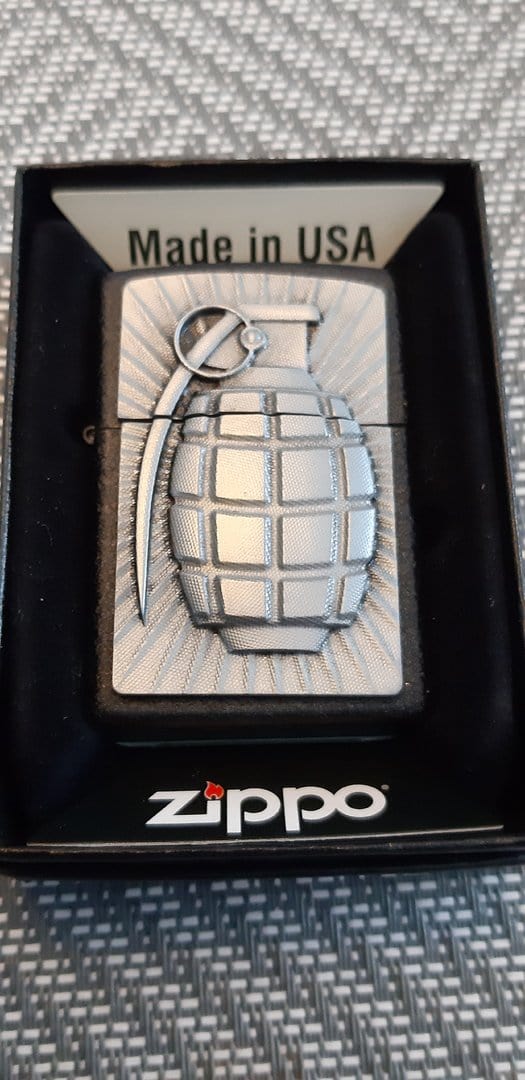 Zippo Zippo Handgranate - aufgesetzte Platte